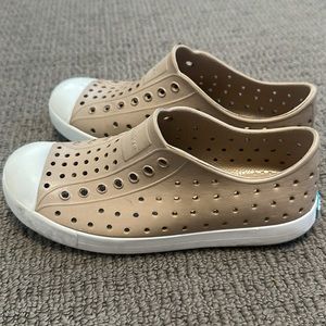 Native Shoes Jefferson child kids slip-ons tan white size J1